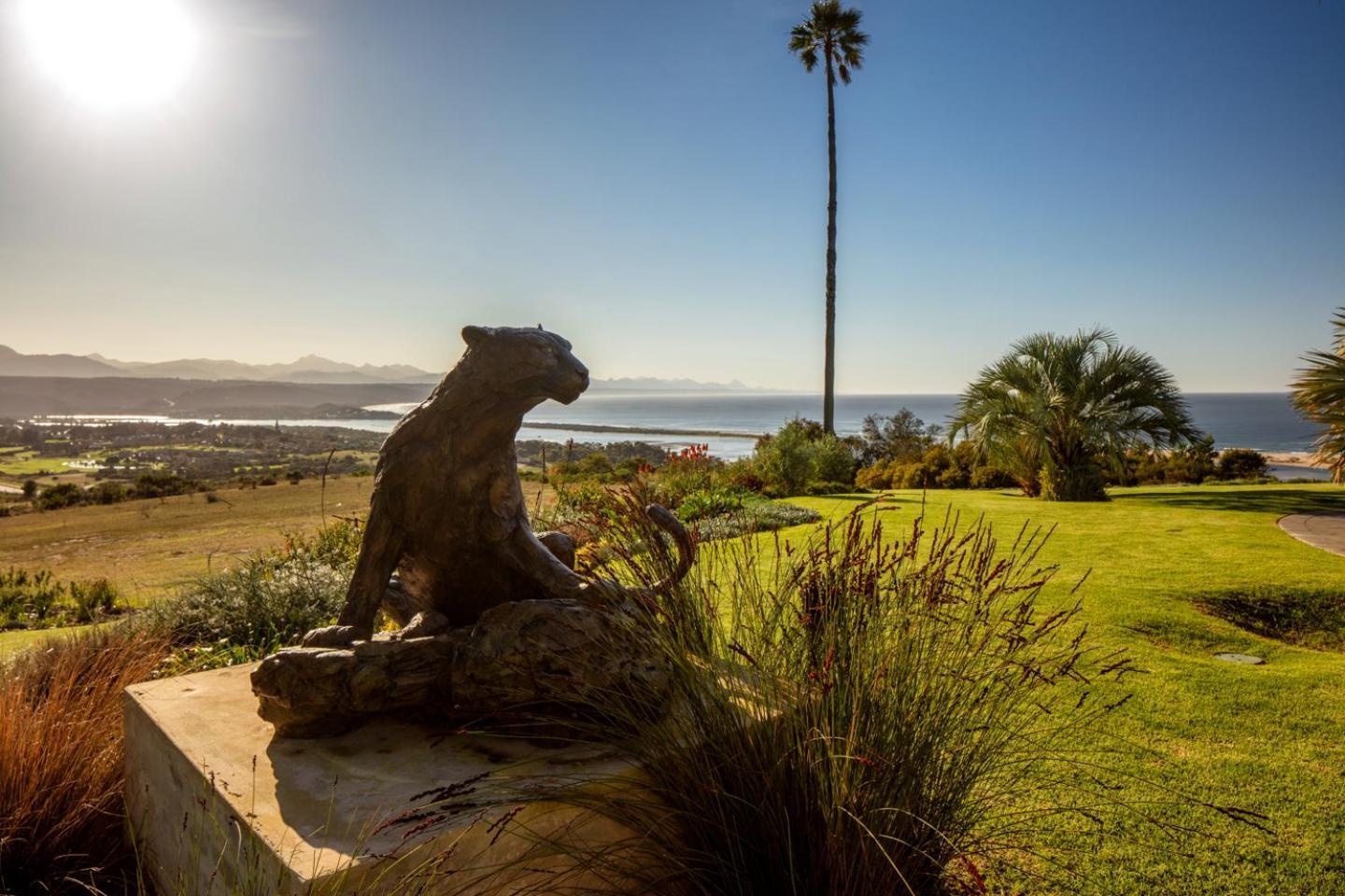 Sky Villa Boutique Hotel By Raw Africa Collection Plettenbergbaai Buitenkant foto The Bobcat statue at the entrance of the school