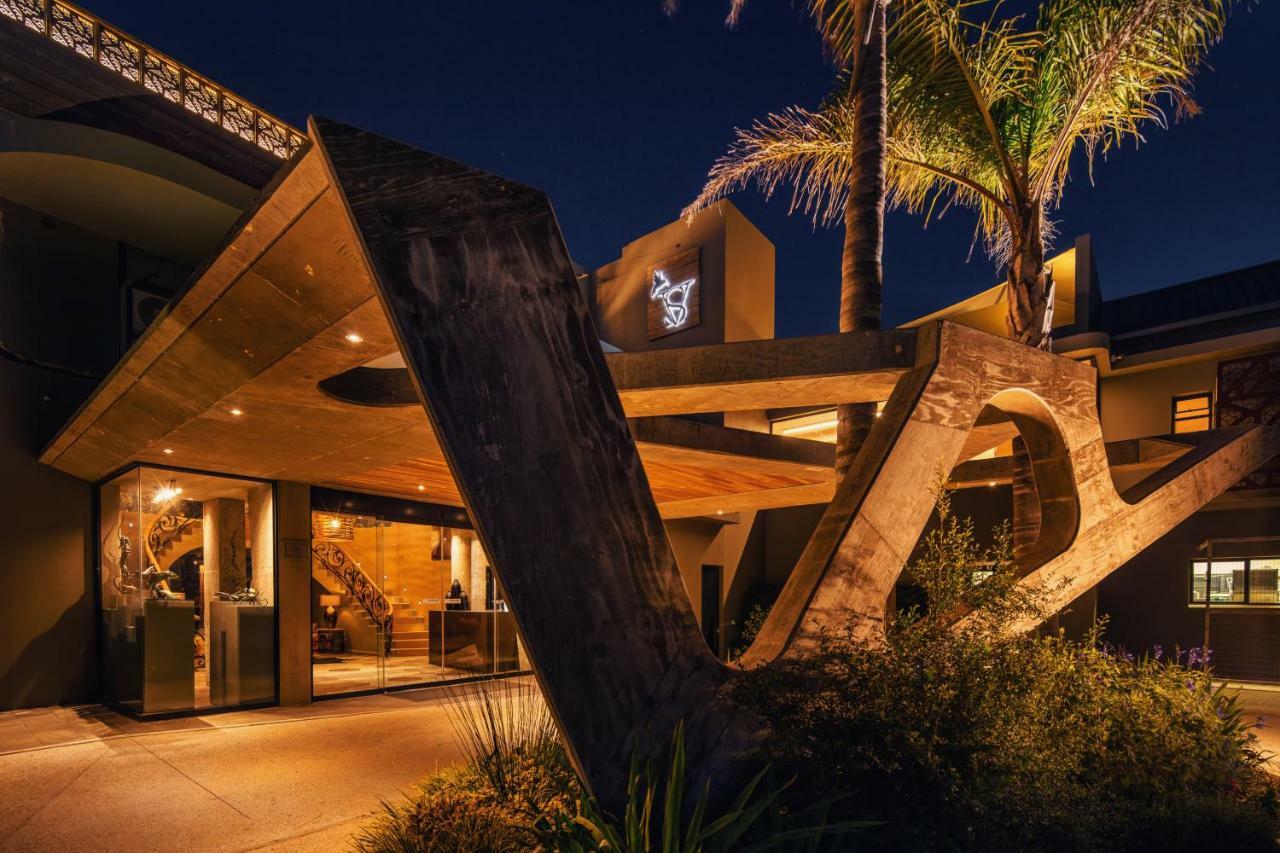 Sky Villa Boutique Hotel By Raw Africa Collection Plettenbergbaai Buitenkant foto The entrance to the hotel