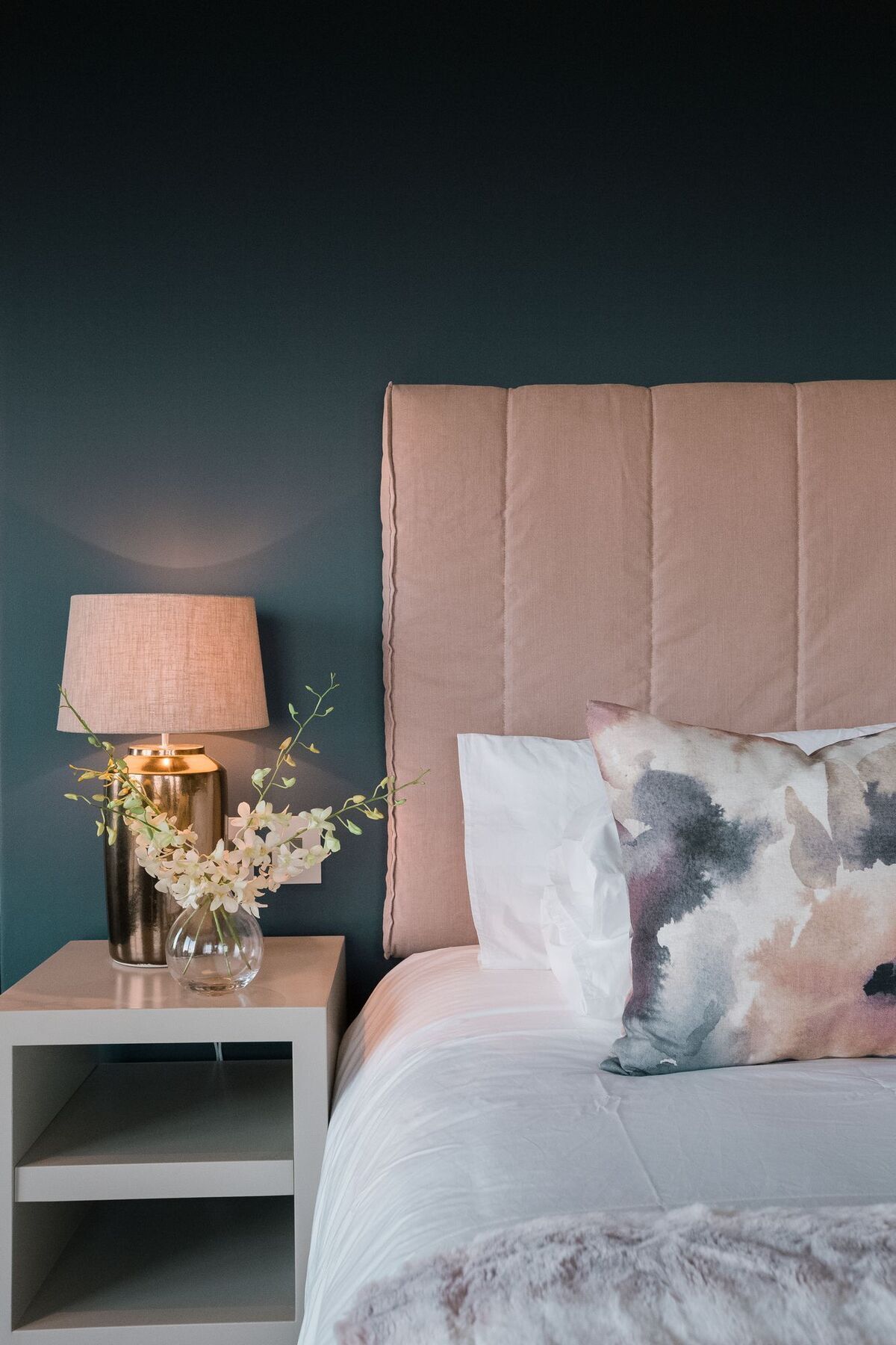 Sky Villa Boutique Hotel By Raw Africa Collection Plettenbergbaai Buitenkant foto A bedroom with a bed and a bedside table